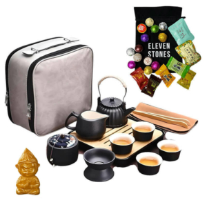Набір для чайної церемонії «Шанхай» Eleven Stones в сірій сумці з чаєм пуер 20 шт і чайною фігуркою Бога багатства