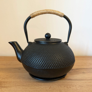 Чугунный заварочный чайник Black Cast iron 1800 ml, с чугунной подставкой